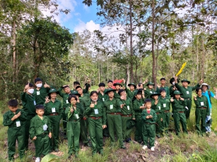 Các em học sinh tham gia Học kỳ trong quân đội tại Vườn quốc gia Lò Gò – Xa Mát
