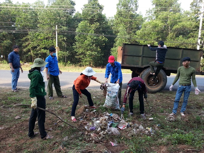 Thanh niên Vườn quốc gia Lò Gò - Xa Mát ra quân thu gom rác thải bảo vệ môi trường